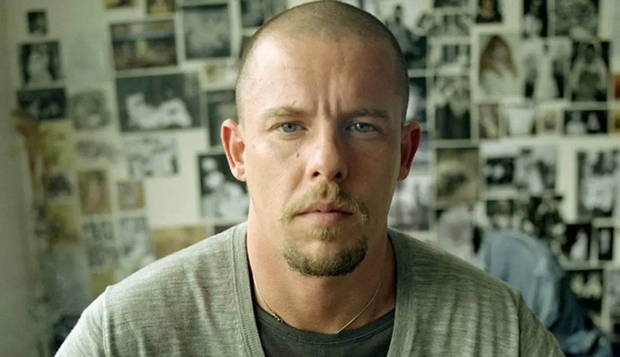 Alexander McQueen sendiri adalah seorang desainer ternama asal Britania Raya yang bunuh diri pada 11 Februari 2010. (Protothema.gr)