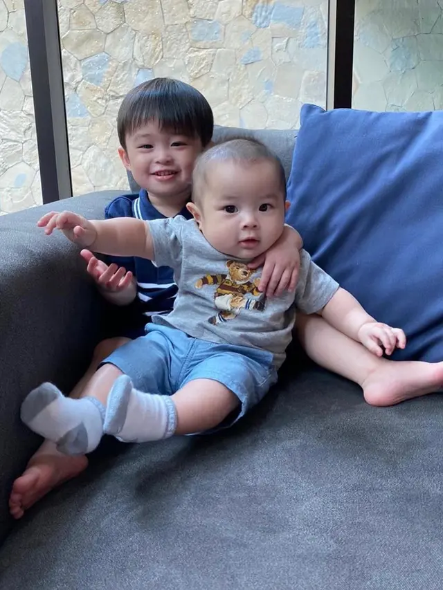 Potret Gemas Saat Anak Seleb Membantu Mengasuh Adiknya