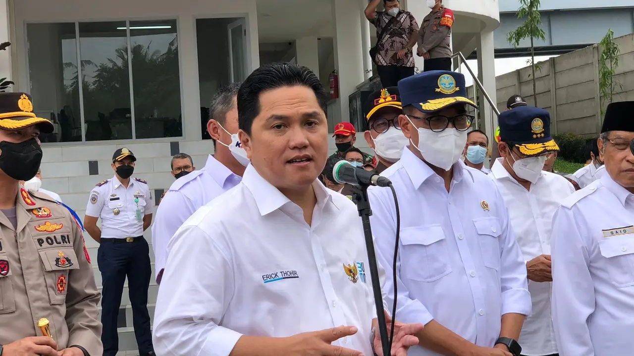 Menteri Perhubungan Budi Karya Sumadi bersama Menteri BUMN Erick Thohir dalam Peresmian Peningkatan Aksesibilitas dan Penataan Stasiun Pondok Ranji di Tangerang Selatan. (Tira Santia/Liputan6.com)