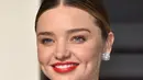 Senyum Miranda Kerr saat hadir di Pesta Oscar Pameran Vanity dalam acara Academy Awards ke-89 di Beverly Hills, California, AS (26/2). Miranda Kerr tampil cantik dengan mengenakan gaun biru. (Pascal Le Segretain / Getty Images / AFP)