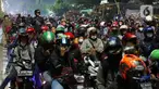 Sejumlah pemudik motor mematikan kendaraannya di kawasan posko penyekatan mudik di Kedungwaringin, Kabupaten Bekasi, Jawa Barat, Senin (10/5/2021). Sejumlah pemudik motor mematikan kendaraannya untuk menolak diputarbalikkan oleh petugas di posko penyekatan mudik. (Liputan6.com/Herman Zakharia)