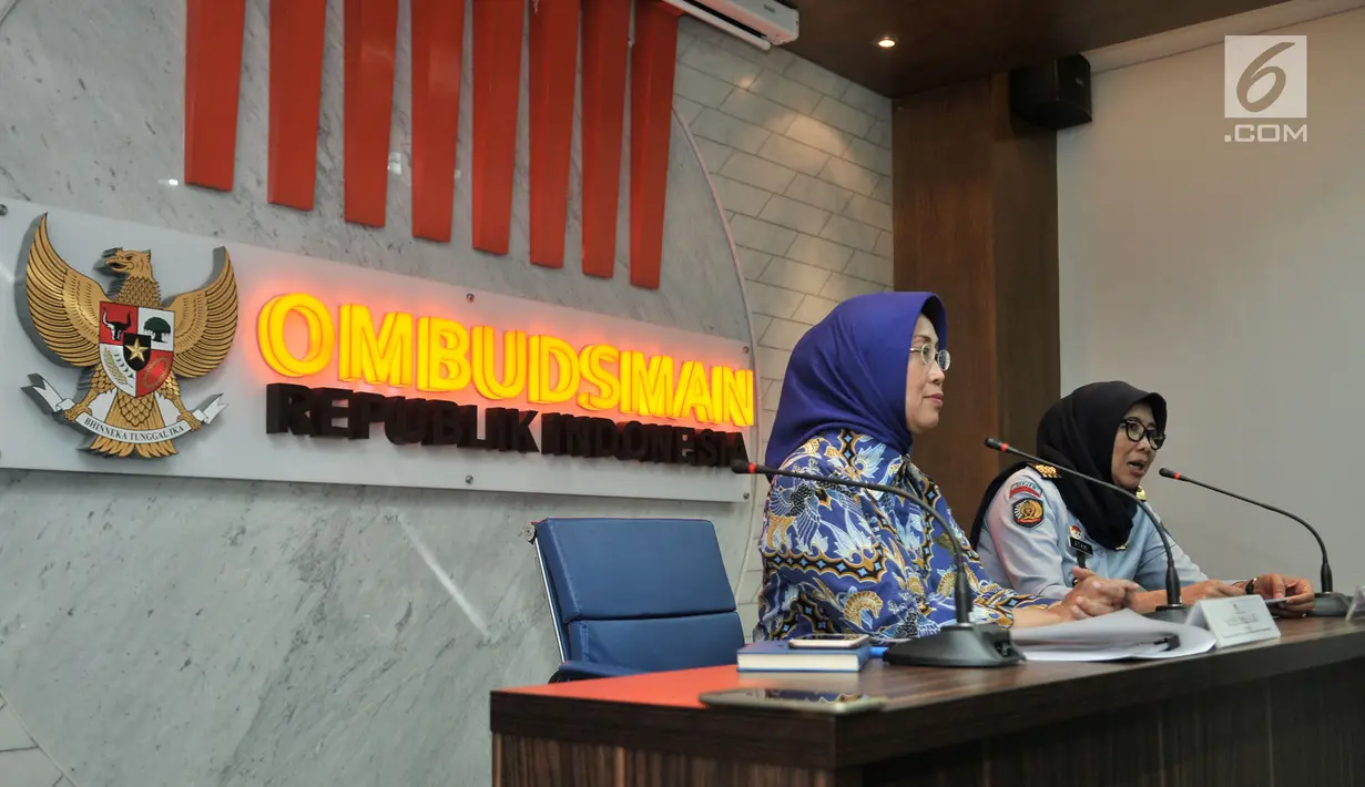 Anggota Ombudsman RI Ninik Rahayu (kiri) didampingi Dirjen PAS Sri Puguh Budi Utami saat memberikan keterangan terkait hasil pengawasan terhadap Pelayanan Publik Lapas/Rutan di Kantor Ombusdman, Jakarta, Senin (24/9). (Merdeka.com/Iqbal S Nugroho)