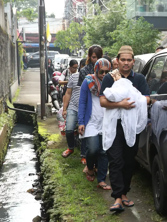 Mengantarkan jenazah sang anak ke TPU Kamboja, Radio Dalam, Jakarta Selatan, Bekti hanya bersama para pelayat lainnya. Tidak tampak hadir di sisi Bekti, kabarnya saat ini Dila masih terpukul atas kepergian anaknya. (Bambang E.Ros/Bintang.com)