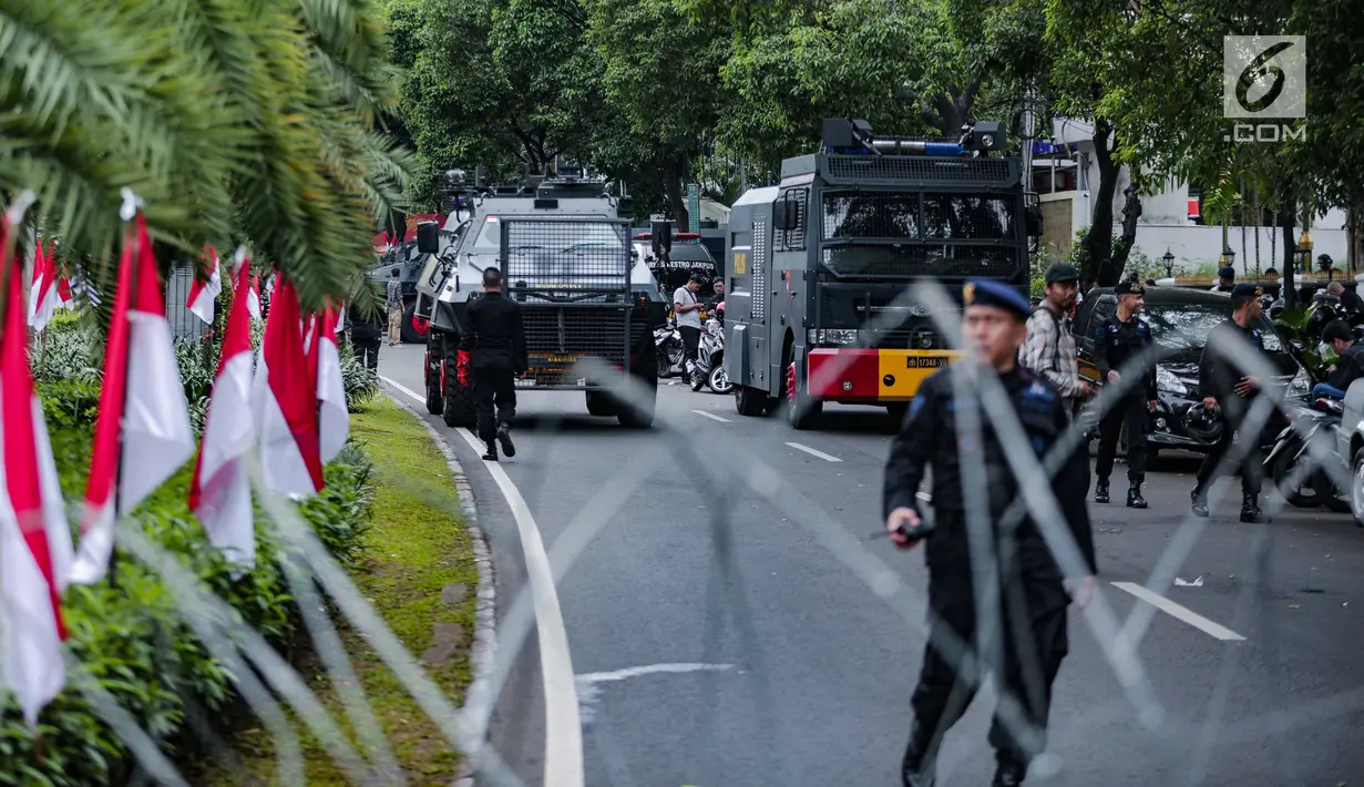 Kendaraan taktis Barracuda di area gedung KPU, Jakarta, Jumat (1/3). Sebanyak 4.039 personel gabungan dari TNI, polisi dan Pemprov DKI disiagakan dalam mengamankan aksi massa Forum Umat Islam (FUI) dan Gerakan Jaga Indonesia. (Liputan6.com/Faizal Fanani)