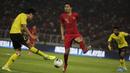 Bek Timnas Indonesia, Ricky Fajrin, berusaha menahan bola saat melawan Malaysia pada laga Kualifikasi Piala Dunia 2022 di SUGBK, Jakarta, Kamis (5/9). Indonesia kalah 2-3 dari Malaysia. (Bola.com/Vitalis Yogi Trisna)