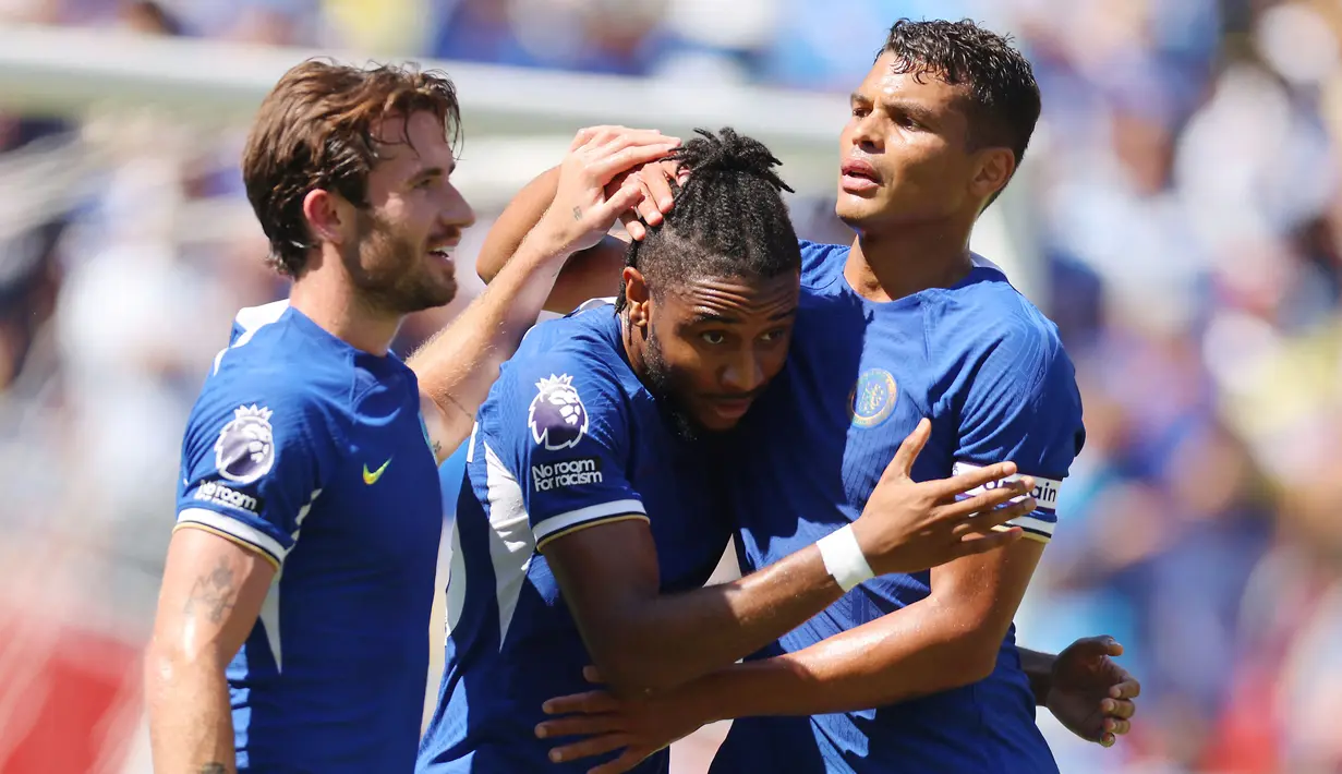 Para pemain Chelsea merayakan gol yang dicetak oleh Christopher Nkunku ke gawang Fulham pada laga Premier League Summer Series di FedEx Field di Maryland, Washington, Senin (31/7/2023). Chelsea menang dengan skor 2-0. (Photo by Mike Stobe / GETTY IMAGES NORTH AMERICA / Getty Images via AFP)