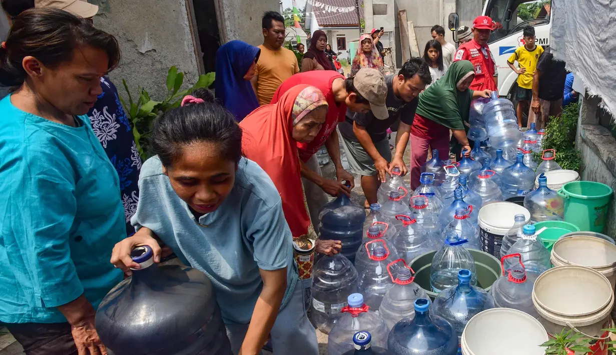 Warga terdampak kekeringan mendapatkan bantuan air bersih yang disalurkan PMI di Rawa Geni, Cipayung, Kota Depok, Rabu, 2 September 2026. (KLY/ Arie Basuki).