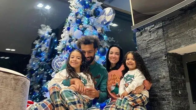 Mohamed Salah dan keluarga berfoto di depan Pohon Natal