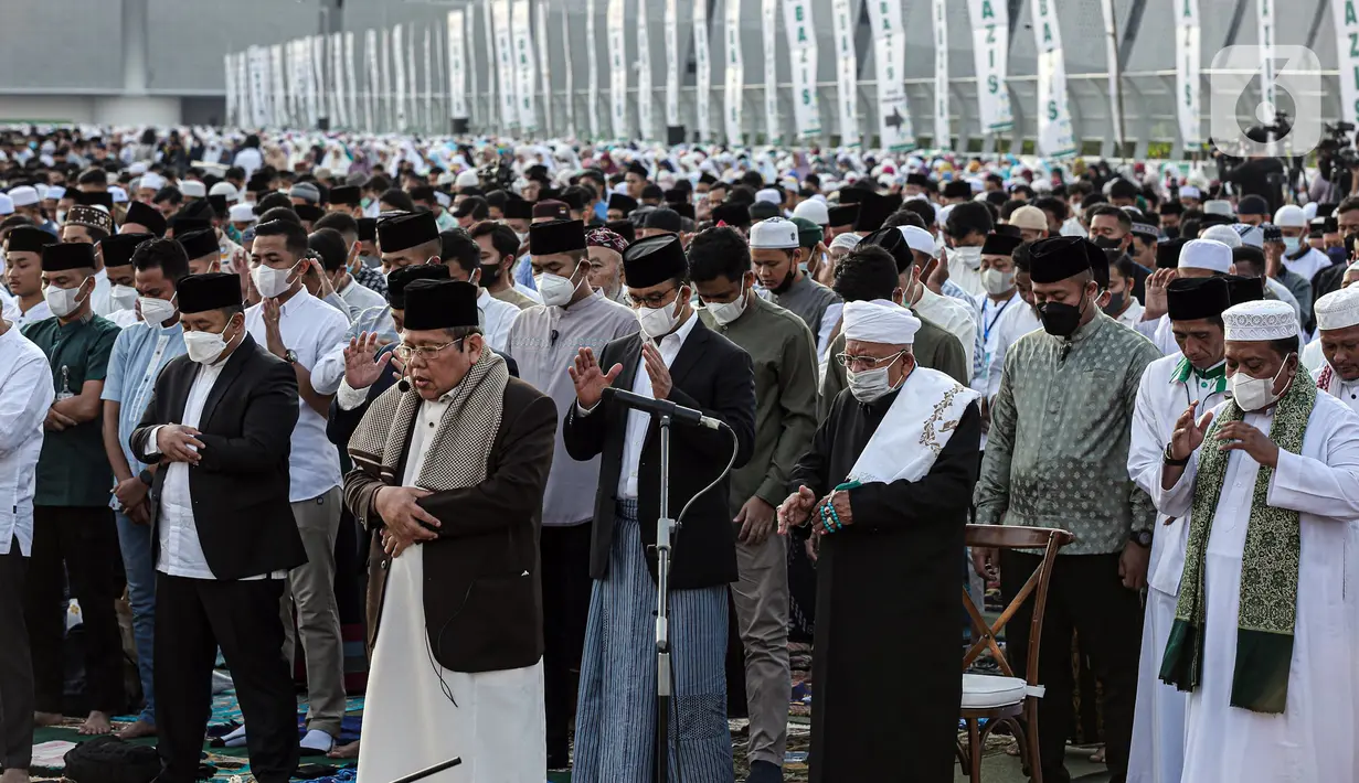 Umat muslim melaksanakan salat Idul Adha 1443 Hijriah di Jakarta International Stadium, Minggu (10/7/2022). Pemerintah menetapkan libur nasional Hari Raya Idul Adha 1443 Hijriah jatuh pada 10 Juli 2022 berdasarkan Keputusan Menteri Agama No. 668/2022 tentang Penetapan 1 Dzulhijah dan Idul Adha 1443. (Liputan6.com/Faizal Fanani)
