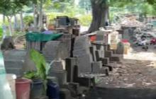 Potret Kuburan Tua di Jakarta 'Nempel' Sama Rumah Warga, Sampai Ada Kandang Ayam dan Jemuran di Atas Makam