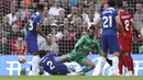 Pemain Chelsea, Axel Disasi mencetak gol penyeimbang 1-1 ke gawang Liverpool pada laga pekan pertama Liga Inggris 2023/2024 di Stamford Bridge Stadium, London, 13 Agustus 2023. (AP Photo/Ian Walton)