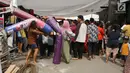 Warga korban kebakaran antre untuk mendapatkan bantuan berupa alas tidur dan selimut di lokasi kebakaran Krukut, Jakarta, Selasa (27/02). Sebanyak 600 rumah terbakar pada Sabtu (27/1) yang tersebar di 10 RT. (Liputan6.com/Budi)
