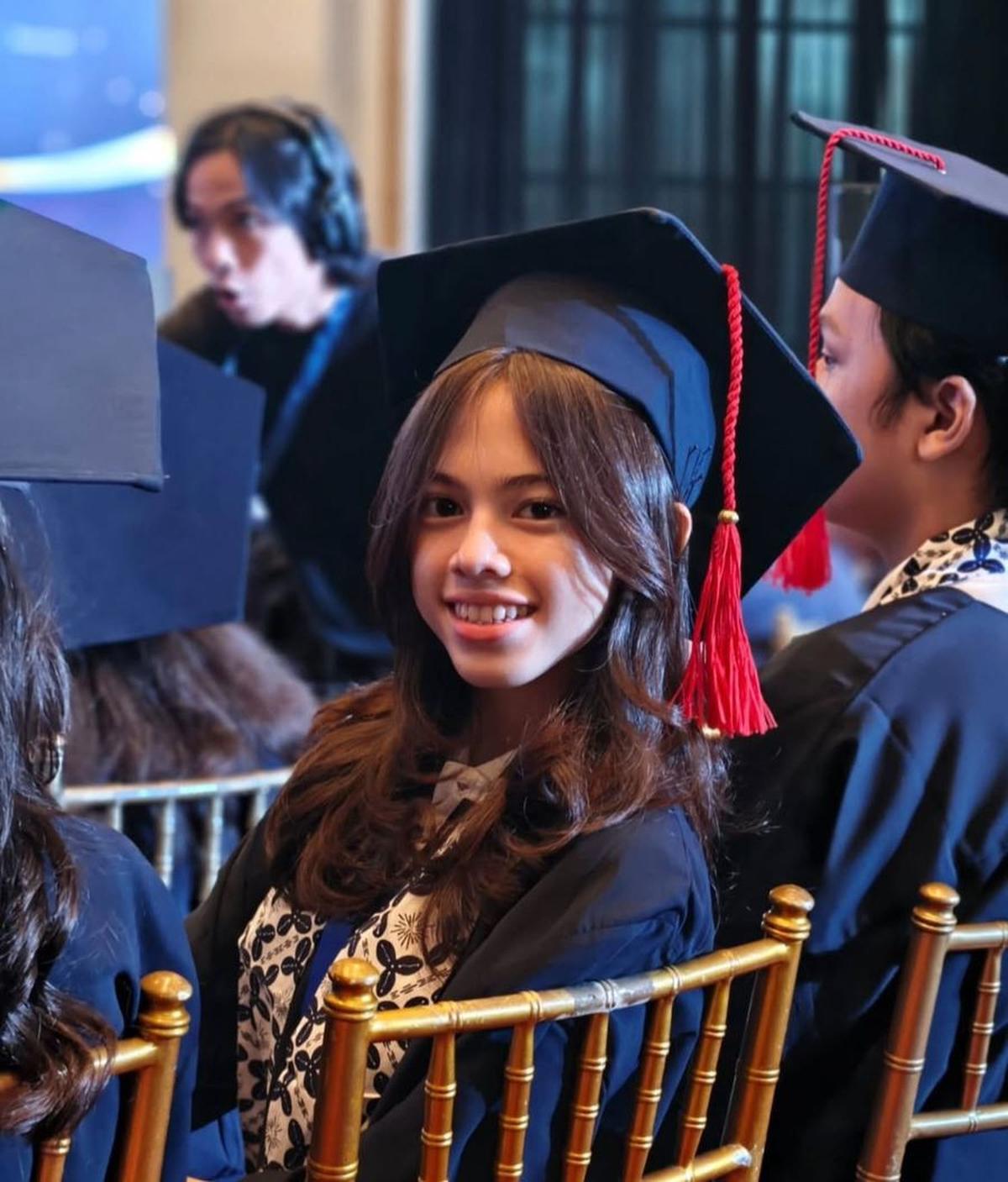 Potret Bahagia London Abigail Wisuda SMP, Wulan Guritno dan Mantan Suami Kompak Dampingi Sang Putri