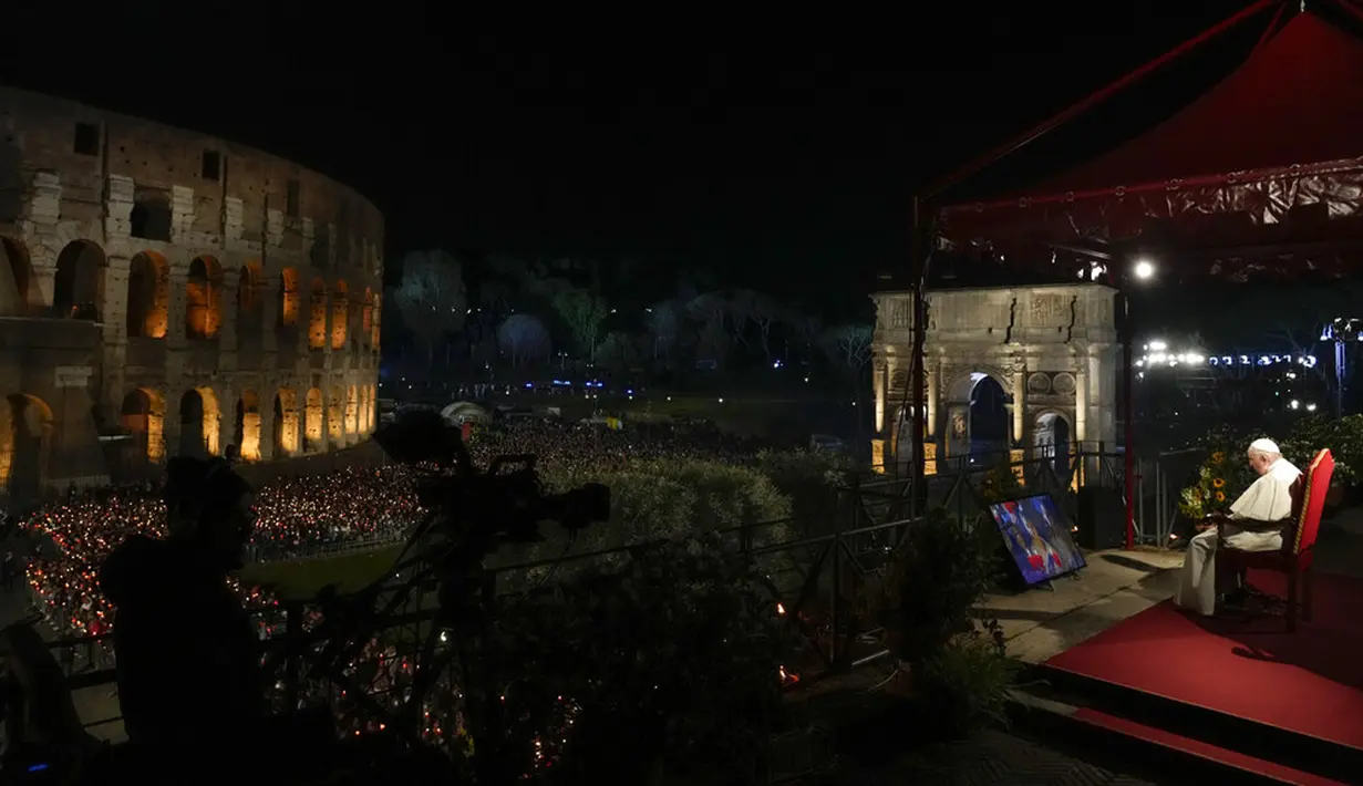 Paus Fransiskus memimpin prosesi obor Via Crucis (Jalan Salib) pada Jumat Agung di depan Colosseum Roma, Roma, Italia, 15 April 2022. (AP Photo/Gregorio Borgia)