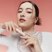 Pada kesempatan ini, ESQA juga menggandeng Mawar Eva de Jongh sebagai wajah dari ESQA.