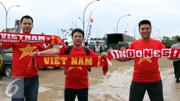 Suporter Timnas Vietnam membentangkan syal jelang memasuki Stadion Pakansari, Bogor, Sabtu (3/12). Timnas Vietnam akan melakoni laga tandang semifinal pertama Piala AFF 2016 melawan Indonesia. (Liputan6.com/Helmi Fithriansyah)