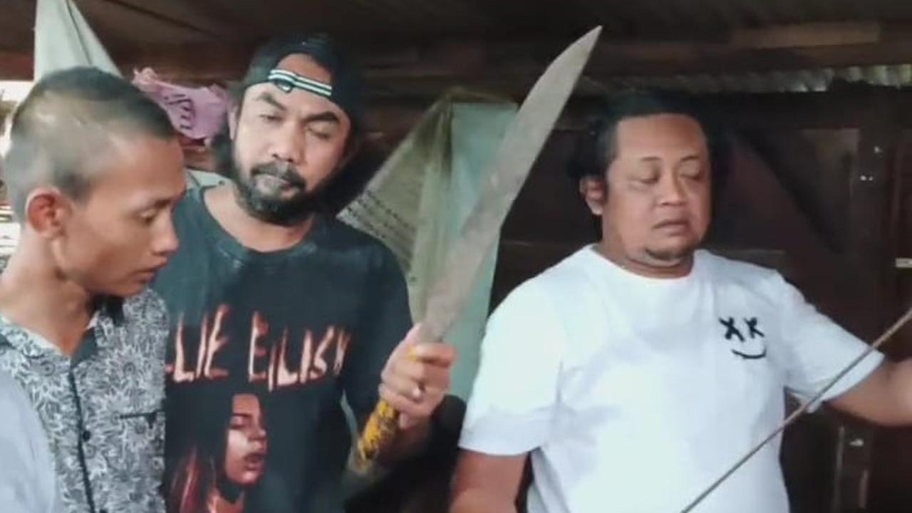 Viral Pria Palak Sopir Truk Mogok Pakai Samurai dan Parang di Semarang