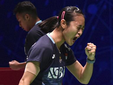 Pebulu tangkis ganda campuran Indonesia, Rehan Naufal Kusharjanto/Lisa Ayu Kusumawati melakukan selebrasi setelah mencetak poin ke arah Zheng Si Wei/Huang Ya Qiong pada laga semifinal All England 2023 di Utilita Arena, Birmingham, Inggris, 18 Maret 2023. Rehan/Lisa harus tunduk di tangan Zheng/Huang dengan skor 17-21, 21-13, dan 13-21. Meskipun begitu, mereka berhasil naik satu tingkat dan menghuni peringkat ke-14 dunia. (AP Photo/Rui Vieira)