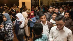 Para calon penonton antri untuk menyaksikan aksi bintang Persija Jakarta, Bambang Pamungkas, yang akan menjadi seoerang motivator. (Bola.com/Vitalis Yogi Trisna)