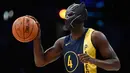 Pemain Indiana Pacers, Victor Oladipo menggenakan topeng dari film "Black Panther" bersiap mengikuti kontes Slam Dunk NBA All-Star 2018 di Los Angeles, AS (17/2). (AP Photo/Chris Pizzello)