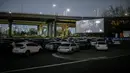 Sebuah layar terbuka menunjukkan film yang sedang diputar di sebuah bioskop kendara atau drive-in cinema di Seoul, Korea Selatan, 21 Maret 2020. Jenis bioskop ini menjadi pilihan yang lebih bagi warga Seoul untuk menikmati film di tengah pandemi virus corona Covid-19. (Ed JONES/AFP)