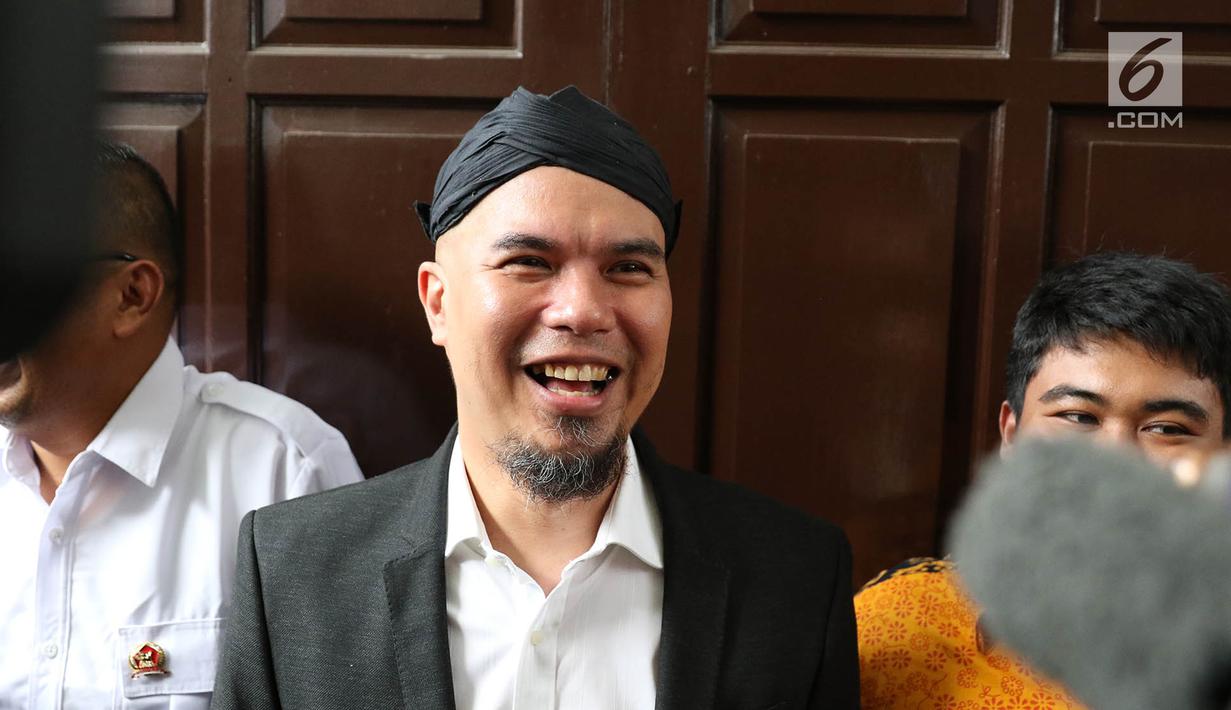 Tawa terdakwa perkara ujaran kebencian Ahmad Dhani saat menjalani sidang lanjutan di PN Jakarta Selatan, Senin (14/5). Majelis hakim menolak nota keberatan (eksepsi) Ahmad Dhani. (Liputan6.com/Immanuel Antonius)