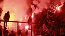 Suporter Timnas Indonesia memberikan dukungan kepada skuat Garuda dengan menyalakan suar saat laga uji coba internasional yang bertajuk FIFA Match Day antara Indonesia melawan Bangladesh di Stadion Si Jalak Harupat, Bandung, Rabu (01/06/2022). Pertandingan berakhir dengan skor kacamata. (Bola.com/M Iqbal Ichsan)