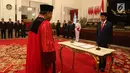 Arief Hidayat menandatangani berita acara pengambilan sumpah jabatan Hakim Konstitusi periode 2018-2023 di Istana Negara, Jakarta, Selasa (27/3). (Liputan6.com/Angga Yuniar)