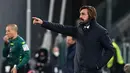 Pelatih Juventus, Andrea Pirlo menginstruksikan pemainnya saat bertanding melawan Cagliari pada pertandingan lanjutan Liga Serie A Italia di stadion Juventus di Turin (21/11/2020). Juventus menang atas Cagliari 2-0. (AFP/Miguel Medina)