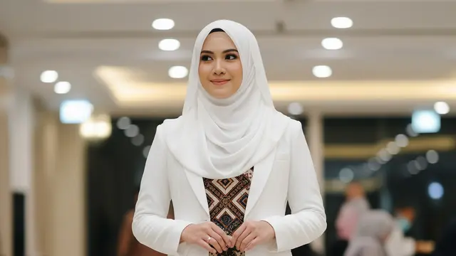Model Gamis Batik Kombinasi Blazer Polos Formal untuk Acara Resmi