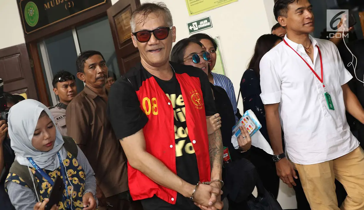 Aktor Tio Pakusadewo usai sidang lanjutan kasus narkoba di PN Jakarta Selatan, Kamis (7/6). Sidang yang beragendakan pledoi atau pembacaan pembelaan dari Tio Pakusadewo ditunda karena hakim ketua berhalangan hadir. (Liputan6.com/Immanuel Antonius)