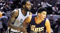 Devin Booker (kanan) dan Kawhi Leonard sama -sama mencetak poin tertinggi sepanjang karier kala Phoenix Suns mengalahkan San Antonio Spurs di Mexico City, Meksiko, Sabtu (14/1/2017). (NBA)