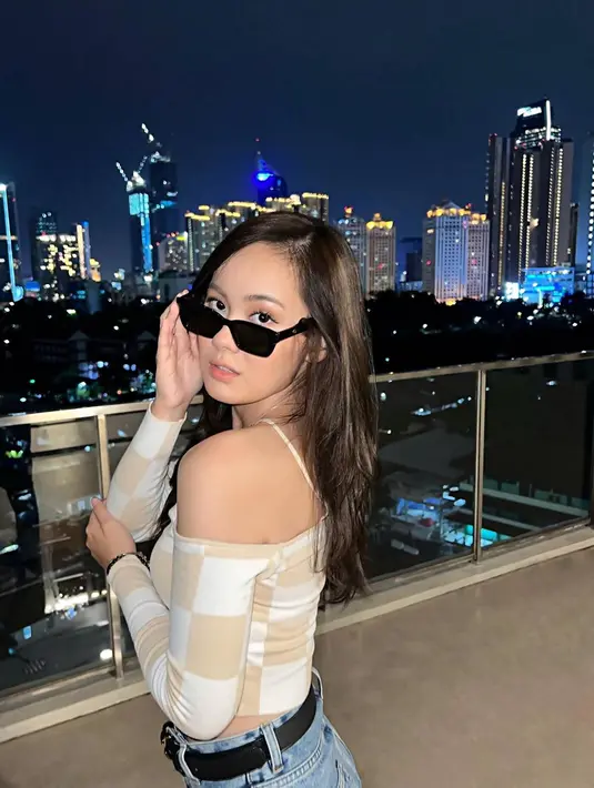 Kekasih dari aktor Erdin Werdrayana beberapa kali mengunggah hasil pemotretannya dalam media sosial Instagram. Kerap mengunggah momen liburannya di Bali, Jennifer pun kerap tampil dengan gaya busana kasual. Salah satunya ialah busana off-shoulder yang membuatnya terlihat semakin menawan. (Liputan6.com/IG/@jennifereve99)