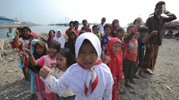 Anak-anak saat mengikuti upacara bendera HUT ke-74 Ri di pinggir pantai, RW 04, Cilincing, Jakarta Utara, Sabtu (17/8/2019). Kegiatan yang diikuti warga RW 08 Manunggal ini diprakarsai Kelas Jurnalistik Cilik dalam rangka memupuk  rasa kebangsaan. (merdeka.com/Arie Basuki)