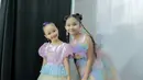 Ini adalah potret kebersamaan Bilqis dan Thalia Onsu di balik panggung acara ulang tahun Indosiar. Sama-sama pamer senyuman manis, keduanya terlihat mirip bak saudara kandung, apalagi ketika kenakan gaun dengan warna senada. Jika dilihat sekilas, anak dua artis papas atas Indonesia ini bak pinang dibelah dua. Sama-sama cantik, netizen menyebut wajah Bilqis dan Thalia mirip seperti orang Korea. (Liputan6.com/IG@ayutingting92)