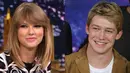 "Taylor kini lebih bahagia dari sebelumnya," lanjut sumber tersebut. (Getty Images/Elle)