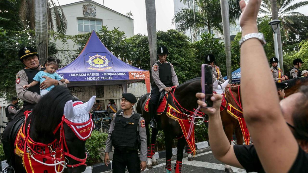 Polisi berkuda selain ditugaskan untuk pengamanan simpatik juga untuk menghibur warga dan anak-anak saat Hari Bebas Kendaraan Bermotor.