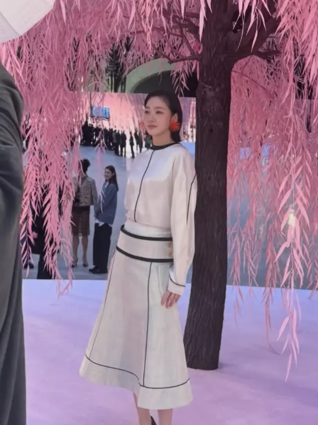 Kim Go Eun saat Hadir di Fashion Show Haute Couture Chanel Paris dengan head to toe Chanel. [@ggonekim]