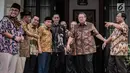 Ketua Umum Partai Demokrat Susilo Bambang Yudhoyono atau SBY (dua kanan) menggandeng tangan capres nomor urut 02 Prabowo Subianto jelang menggelar pertemuan di kediamannya di kawasan Mega Kuningan, Jakarta, Jumat (21/12). (Liputan6.com/Faizal Fanani)