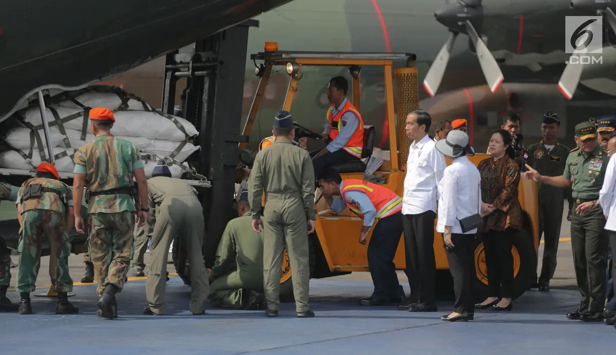 Presiden Joko Widodo melihat proses masuknya bantuan untuk etnis Rohingya ke pesawat Hercules di Lanud Halim Perdanakusuma, Jakarta, Rabu (13/9).  Bantuan diangkut menggunakan empat pesawat Hercules TNI AU menuju Bangladesh. (Liputan6.com/Faizal Fanani)