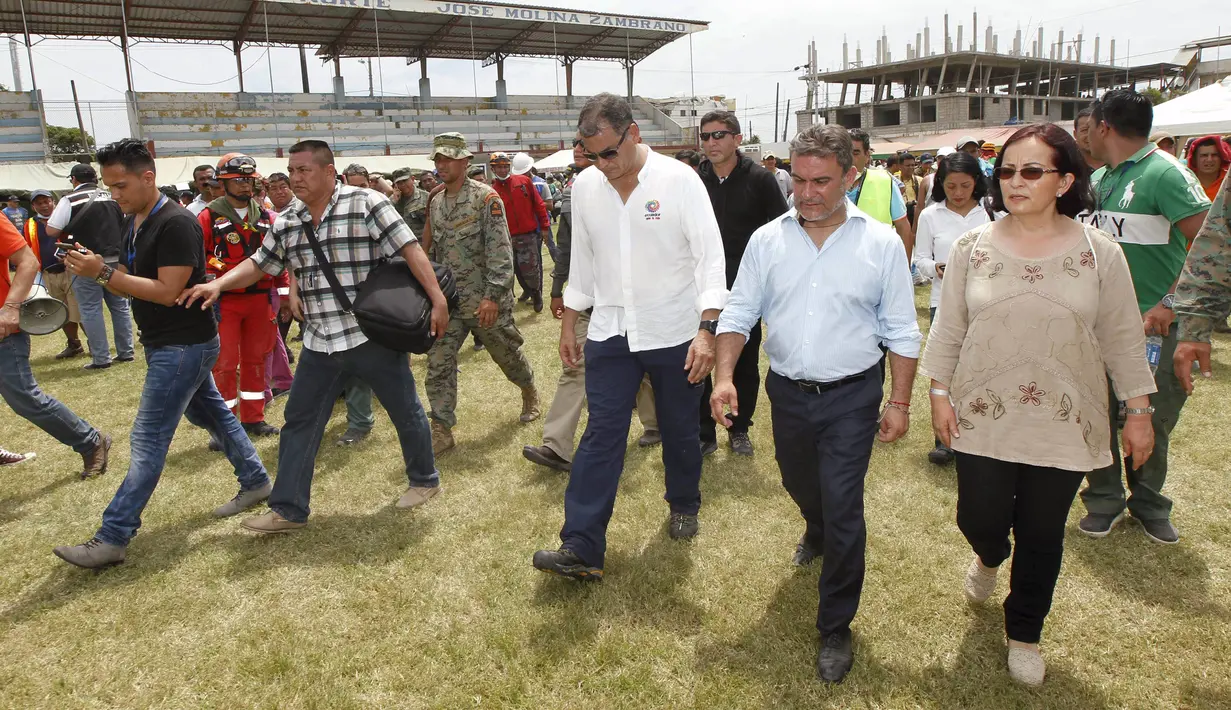 Presiden Ekuador, Rafael Correa (ketiga kanan) bersama Mendagri Ekuador, Jose Serrano (kedua kanan) saat melihat proses evakuasi di lokasi gempa di stadion Maximino Puertas, Pedernales, 18 April 2016. (REUTERS/Guillermo Granja)