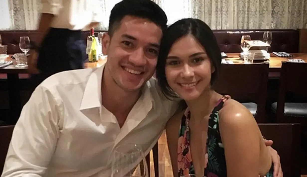 Meski telah sepuluh tahun lebih pasangan ini menikah, banyak yang memuji seperti masih pacaran. Padahal anak keduanya sudah besar-besar. (Instagram/andrew.white._)