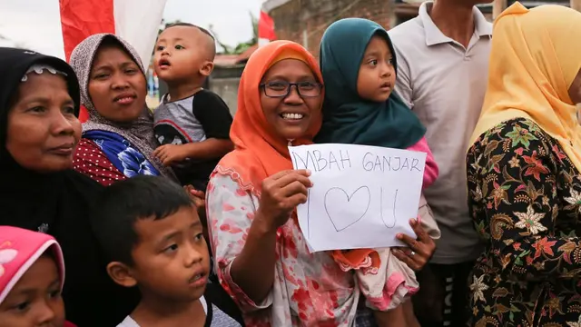 Resmikan Jalan Desa di Cilacap, Ganjar Kayuh Sepeda Tua Sejauh 8 Kilometer