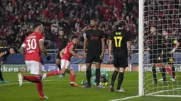 Tuan rumah Benfica merespon pada menit ke-25. Umpan mendatar Jan Vertonghen dari sisi kiri kotak penalti, salah diantisipasi oleh Sebastien Haller (tengah) yang berujung belok ke gawang sendiri. (AP/Armando Franca)