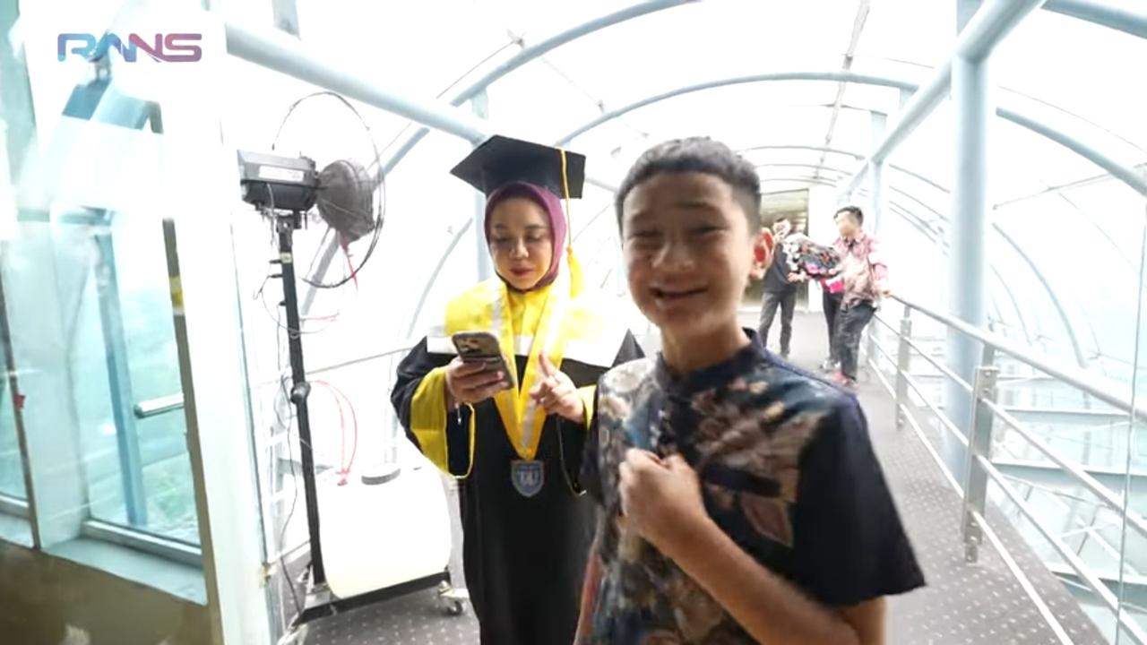 Disinggung Rafathar Soal Make Up Saat Wisuda, Lala 'Masa Mbak Lala Jelek? Gimana Sih, Repot Loh!