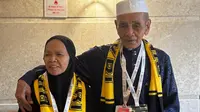 Di Tengah Sunyi dan Lupa, Pasangan Lansia Ini Saling Menuntun di Tanah Suci