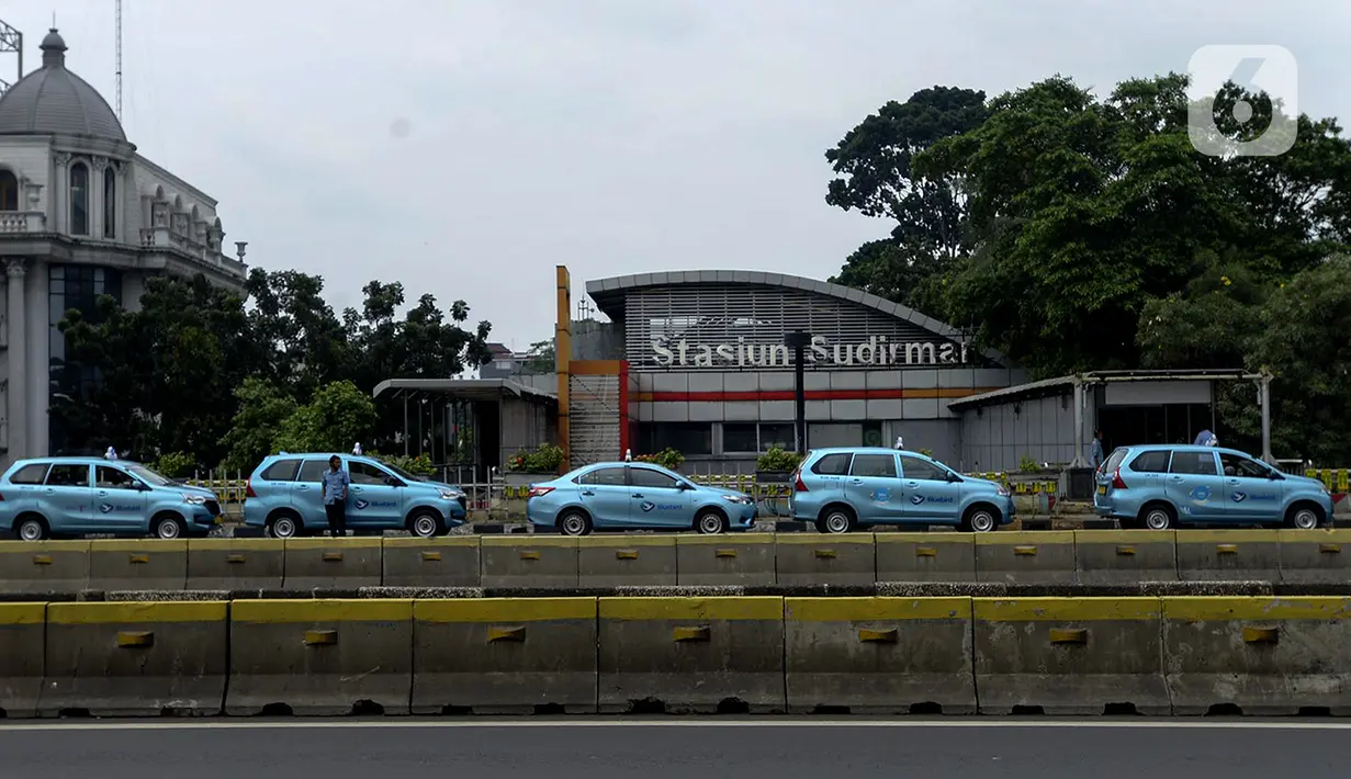 Antrean taksi yang sedang menunggu penumpang terlihatdi kawasan Jalan Jenderal Sudirman, Jakarta, Jumat (1/5/2020). Para pengemudi taksi mengaku sulit mendapatkan penumpang di tengah penerapan Pembatasan Sosial Berskala Besar (PSBB) akibat pandemi COVID-19. (merdeka.com/Imam Buhori)