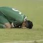 Bek Persebaya, Otavio Dutra, tampak sedih usai gagal mencetak gol penalti saat melawan PSMS pada laga perempat final Piala Presiden di Stadion Manahan, Solo, Sabtu, (3/2/2018). PSMS menang adu penalti dengan skor 4-3. (Bola.com/M Iqbal Ichsan)