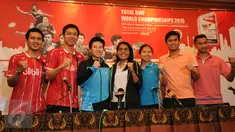 Pasangan ganda putra Indonesia M. Ahsan dan Hendra Setiawan bersama Liliyana Natsir, Nitya K Maheswari, Greysia Polii, Totontowi Ahmad dan Tommy Sugiarto (kiri ke kanan) saat jumpa pers di Jakarta, Minggu (9/8/2015). (Liputan6.com/Helmi Fithriansyah)