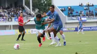 Striker PSIM Yogyakarta, Johan Yoga Utama (kanan) mencoba merebut bola dari pemain Nusantara FC. (Dok. PSIM)